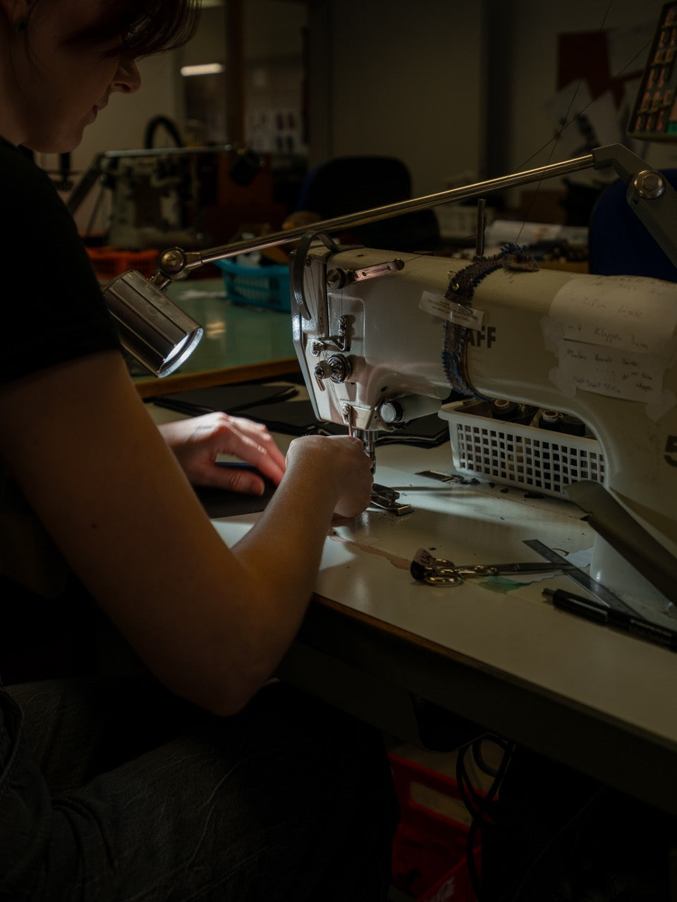 Näherin an der Pfaff-Industrienähmaschine bei der Detailarbeit